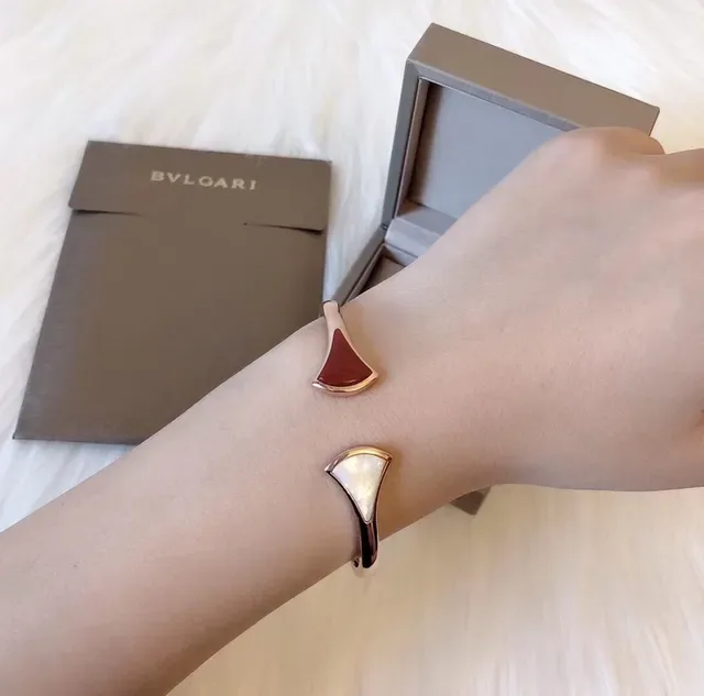 Bvlgari Pulsera de Metal Dorada con Inlays en Rojo en Forma de Abanico 6