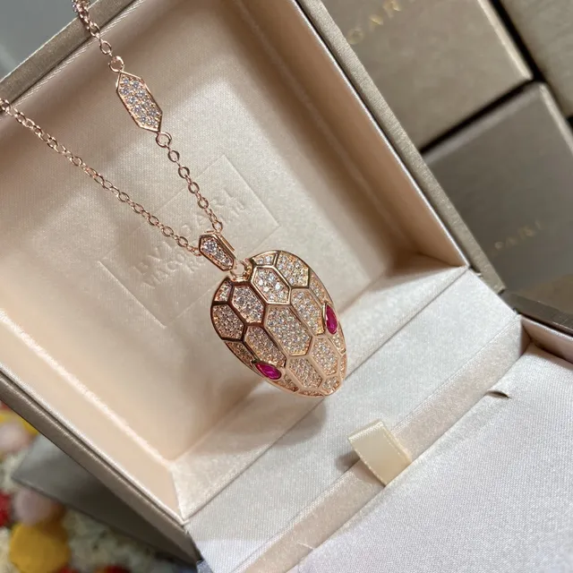 Bvlgari Serpenti Pavé Crystal 蛇头吊坠项链 3
