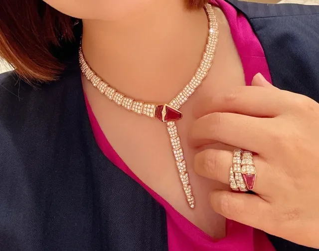 Bvlgari Serpenti Or Rose Pavé Diamant et Ruby Snake Collier 6
