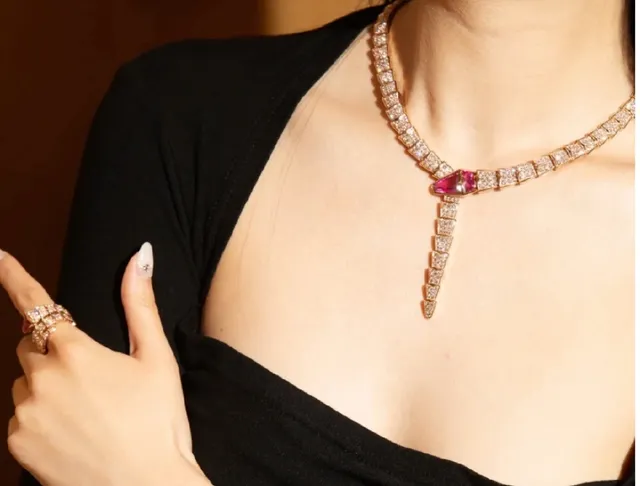 Bvlgari Serpenti Or Rose Pavé Diamant et Ruby Snake Collier 9
