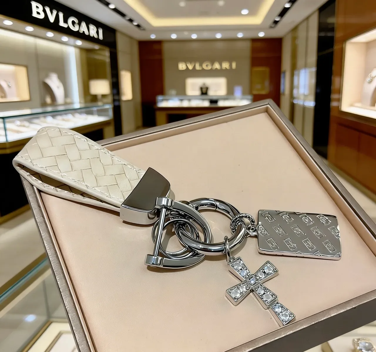 Bvlgari 银色米色金属水晶镶嵌十字珠宝 3