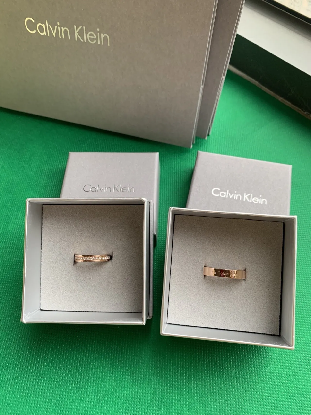 Calvin Klein 玫瑰金雕刻及 Pavé 宝石戒指 2