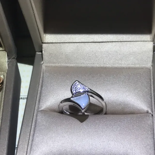 আংটি Cartier সাদা সোনা অসমমিত Double-Chevron প্যাভে-সেট হীরা 7
