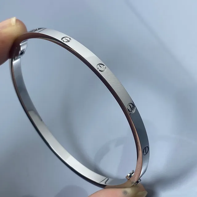 Cartier Love Bracelet ত্রিবর্ণ পালিশড ধাতু স্ট্যাকড ব্রেসলেট 5