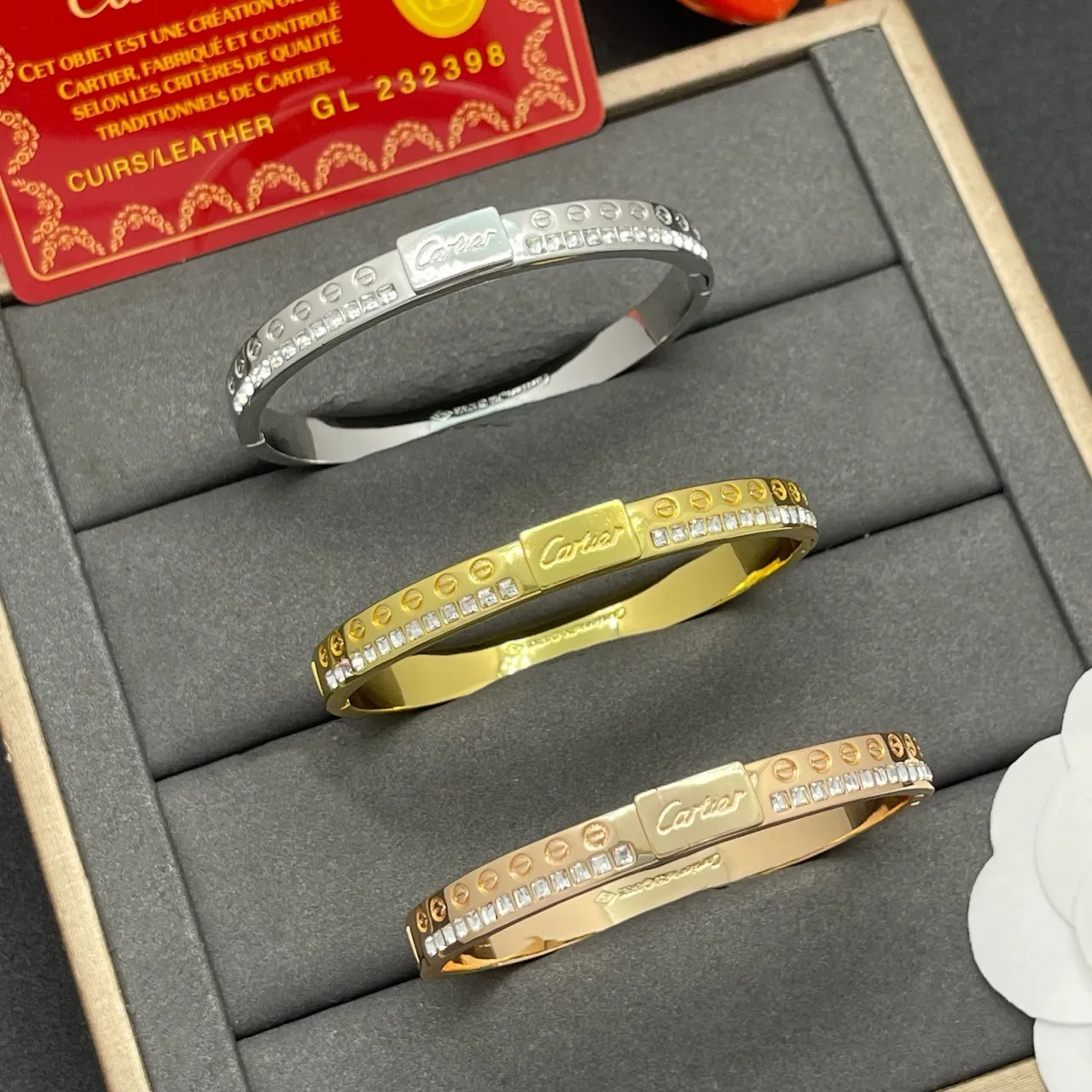 Pulseira Cartier Love de ouro transparente pavé de cristal 2