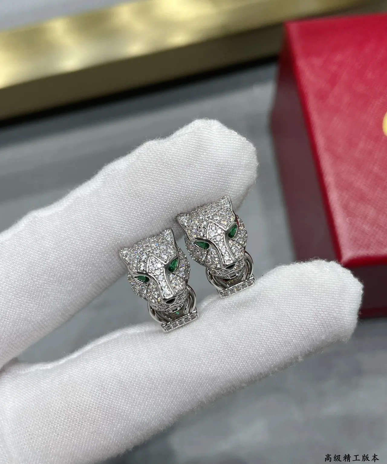 Cartier Panthère পান্থার হেড পেভে ক্রিস্টাল এবং ইমারল্ড ইয়ারিংস 3