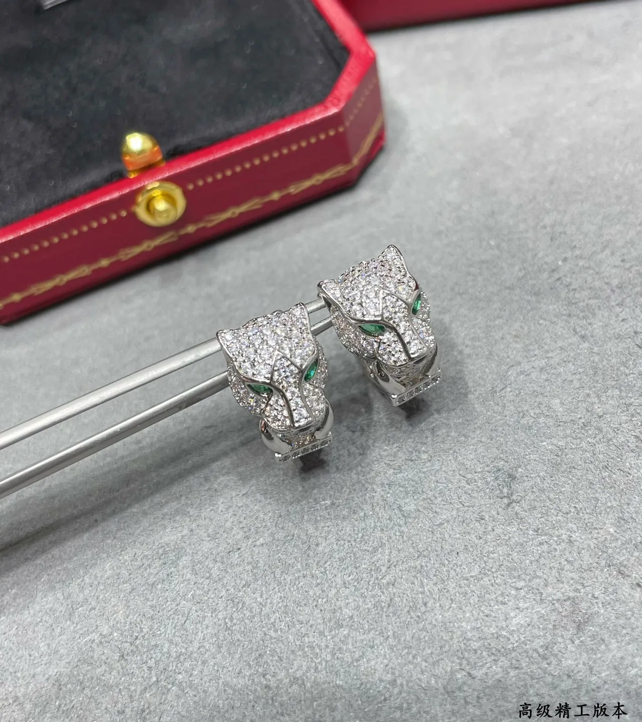 Cartier Panthère পান্থার হেড পেভে ক্রিস্টাল এবং ইমারল্ড ইয়ারিংস 6