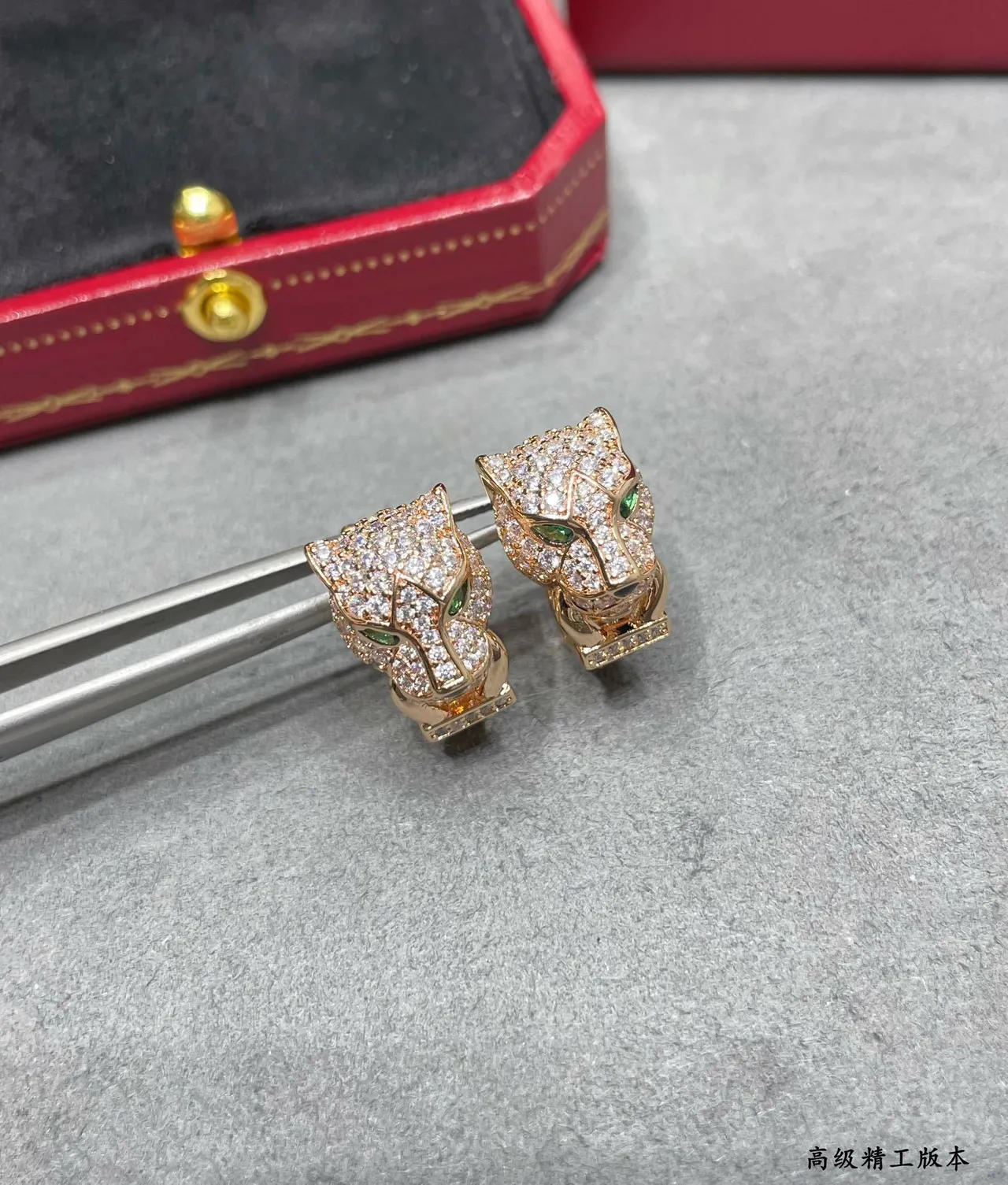 Cartier Panthère পান্থার হেড পেভে ক্রিস্টাল এবং ইমারল্ড ইয়ারিংস 7