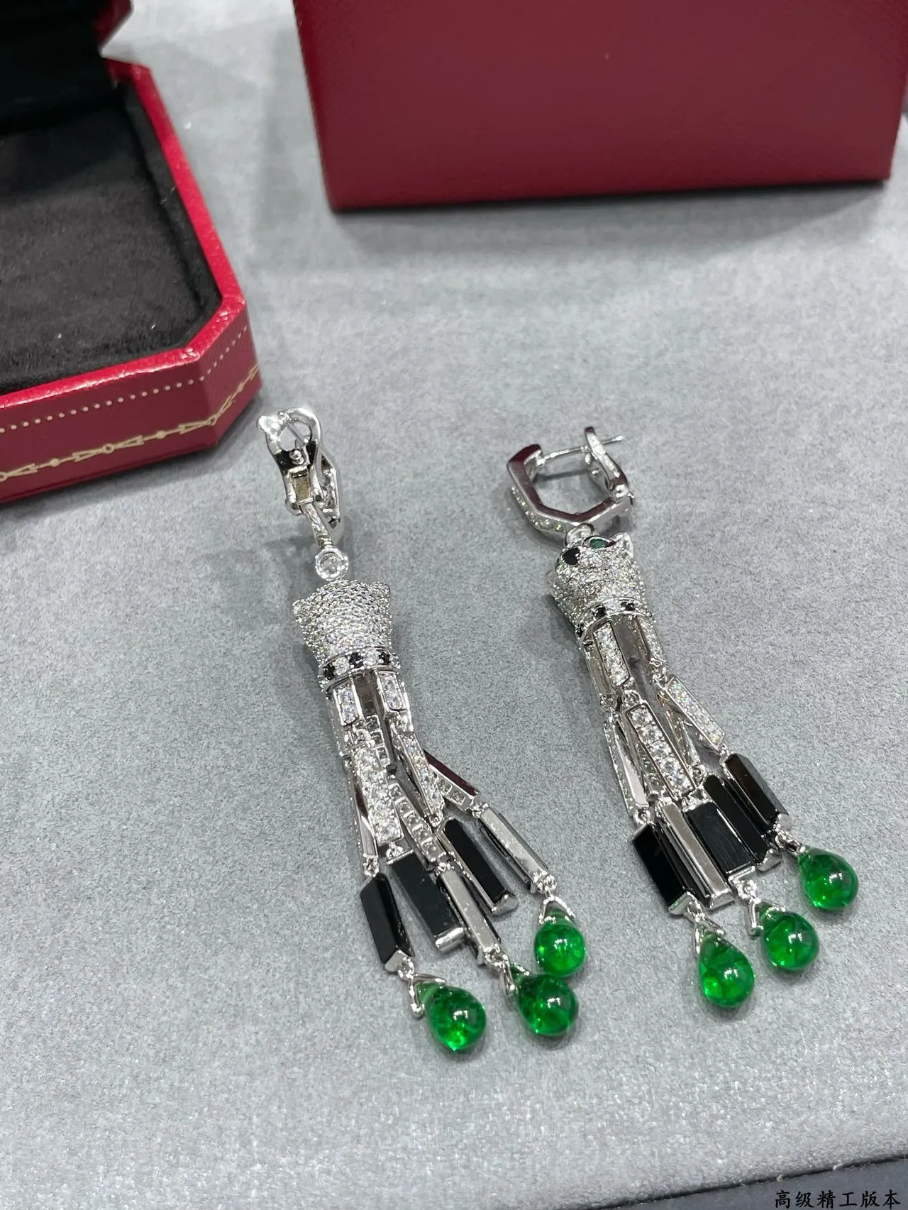 Cartier Panthère بانثر موتيف الماس والكابوشون الأخضر أقراط 4