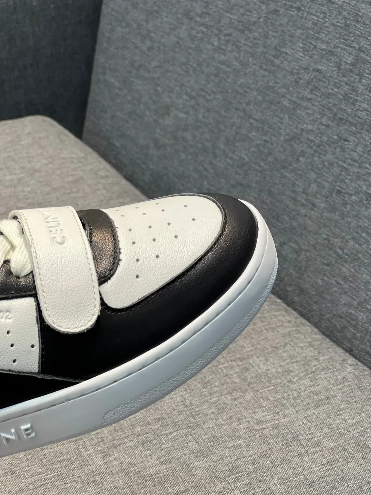 Celine CT-01 Zapatillas Lifestyle de Cuero Perforado de Dos Tonos de Alto 3