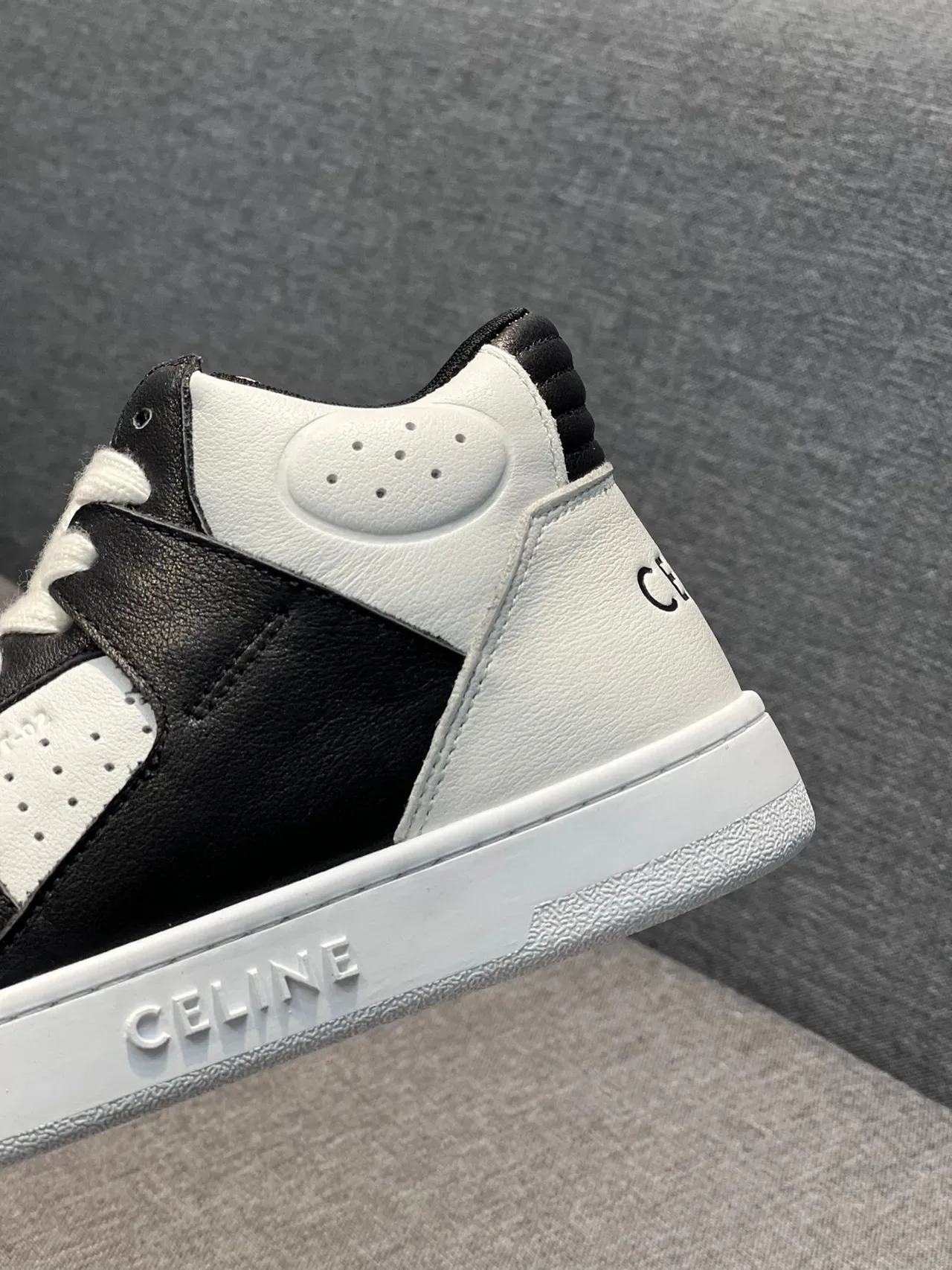 Celine CT-01 Zapatillas Lifestyle de Cuero Perforado de Dos Tonos de Alto 8