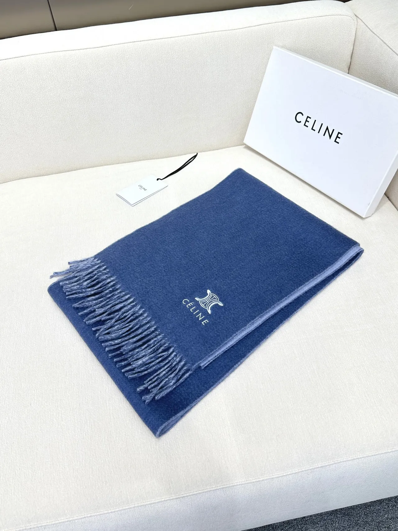 Celine Triomphe وشاح كشمير أزرق مطرز 6