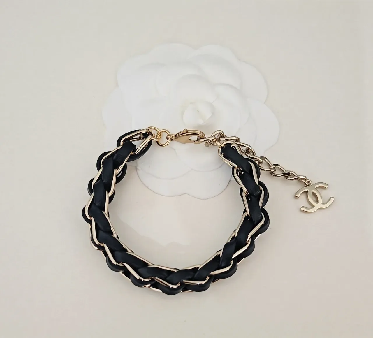 Chanel Pulseira de Corrente de Couro Trançado Preto e Dourado 3