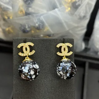 Chanel ذهب أسود كريستال مغلفة CC Logo مصقولة بنقاط كرة أقراط