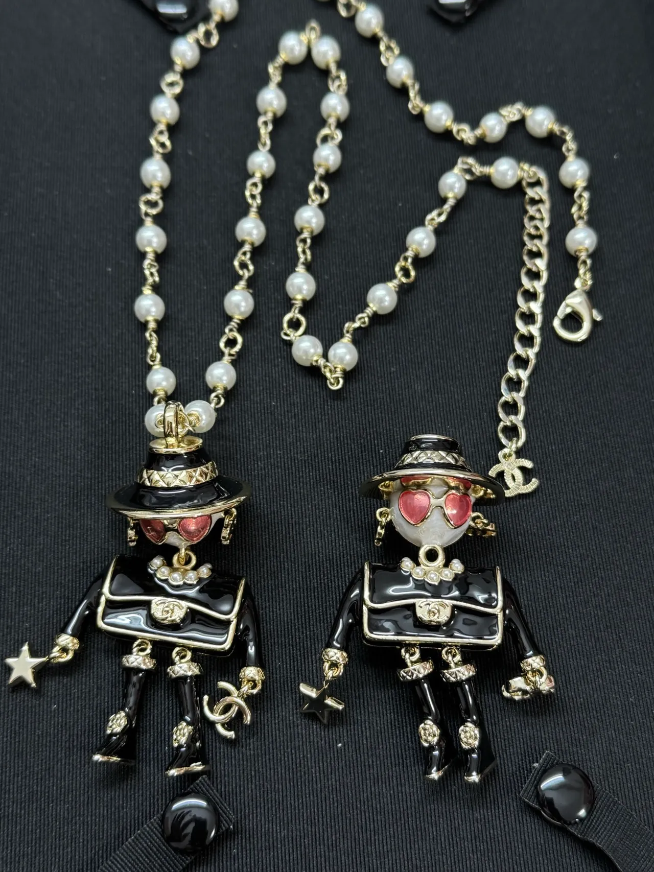 Chanel Noir et Or Style Figurine Émail et Métal Broche 2