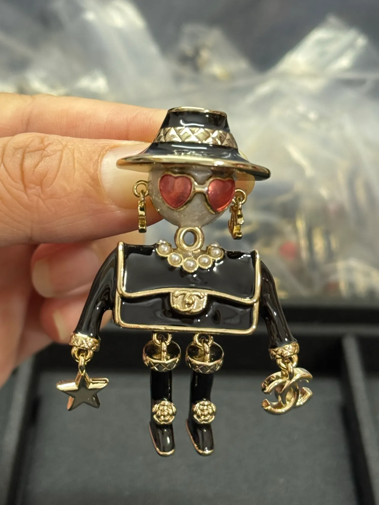 Chanel Noir et Or Style Figurine Émail et Métal Broche 3
