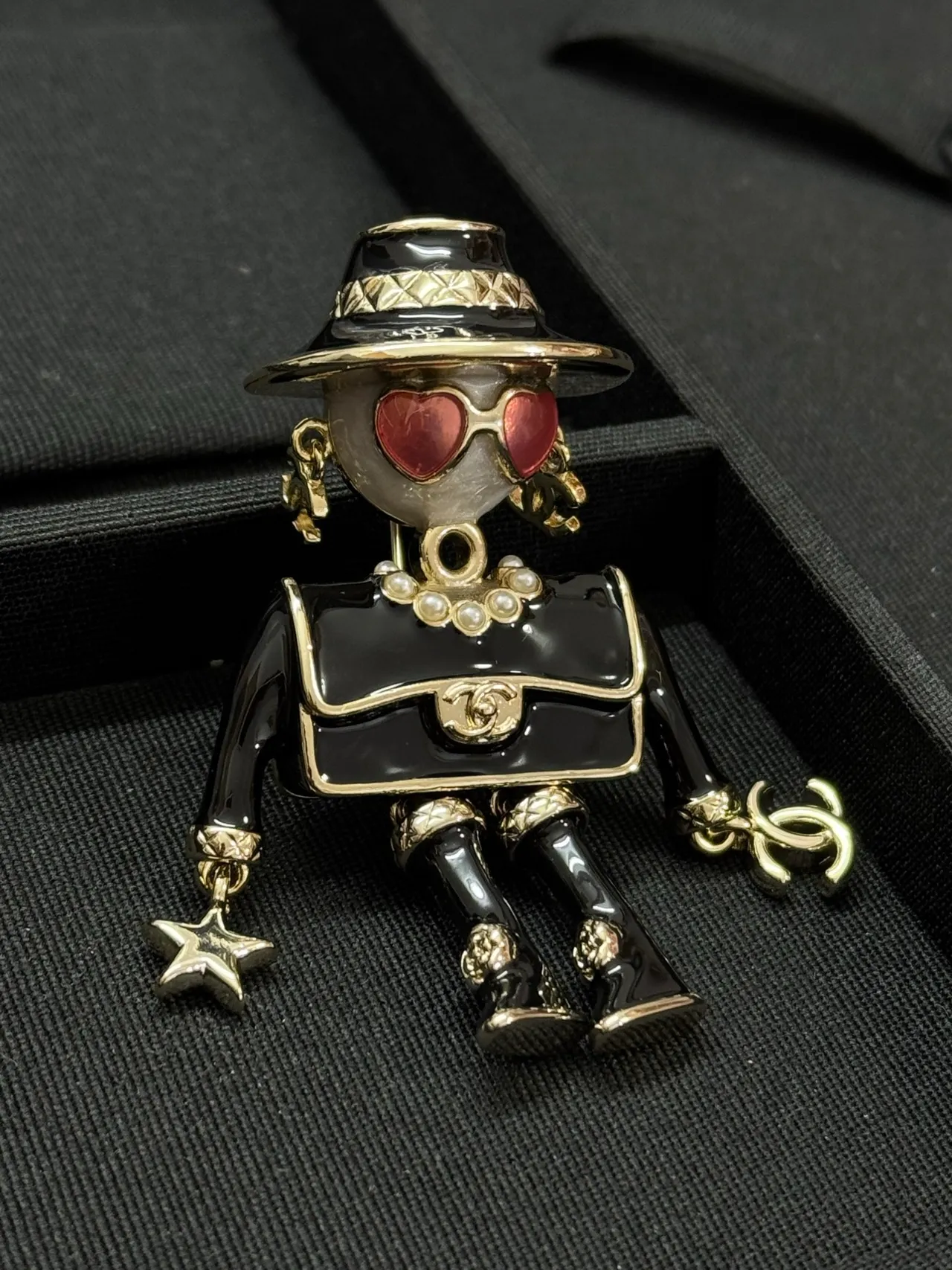 Chanel Noir et Or Style Figurine Émail et Métal Broche 4
