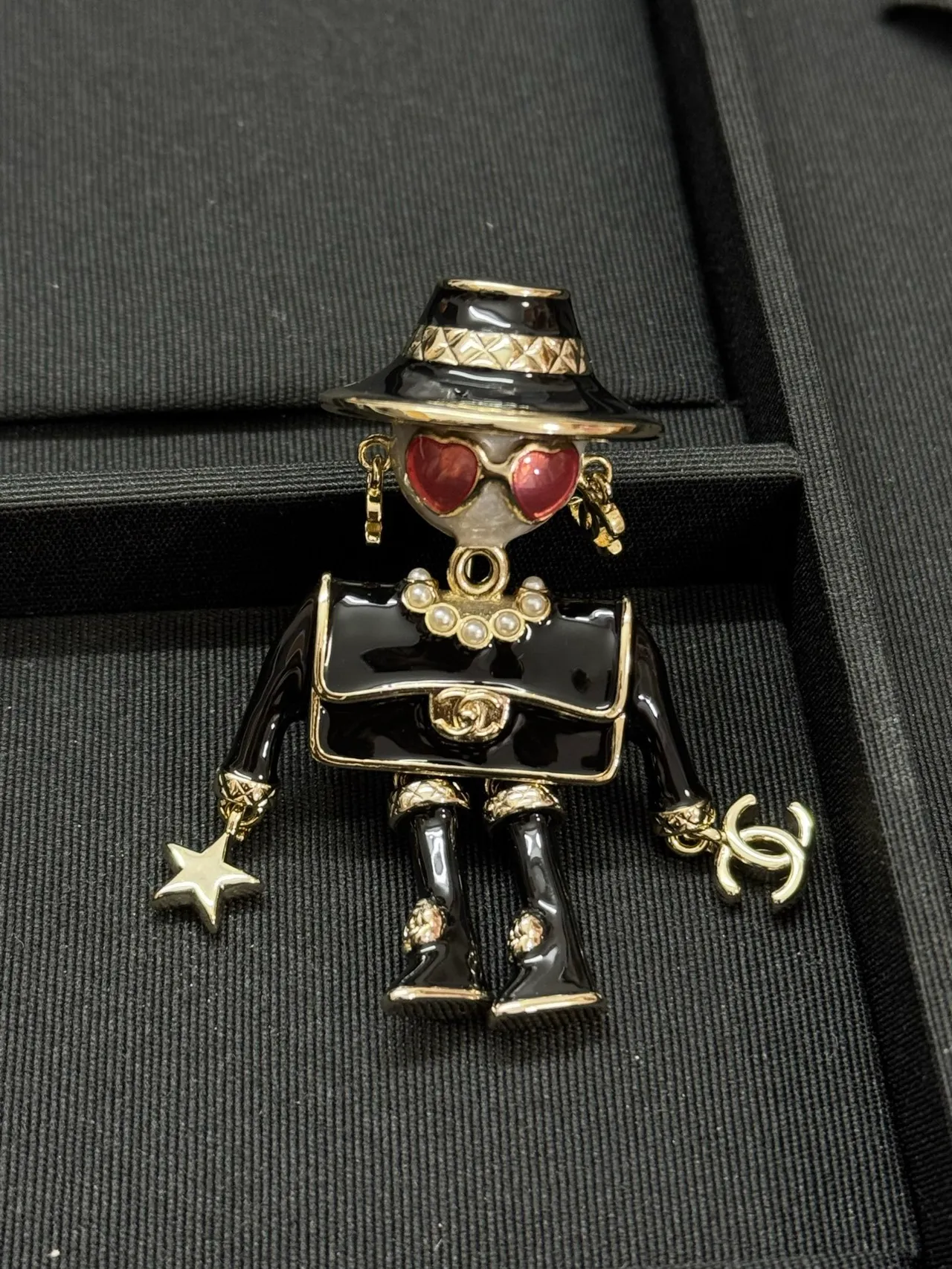 Chanel Noir et Or Style Figurine Émail et Métal Broche 5