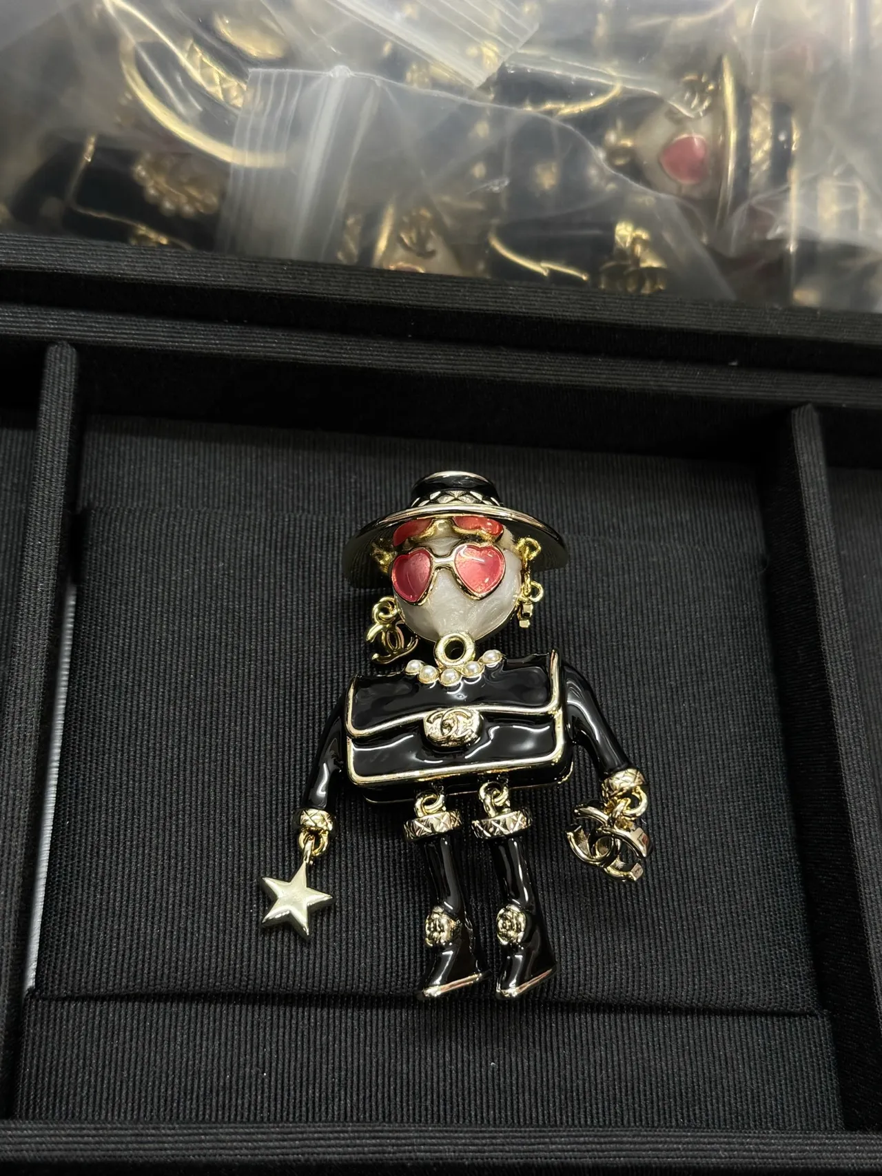 Chanel Noir et Or Style Figurine Émail et Métal Broche 6