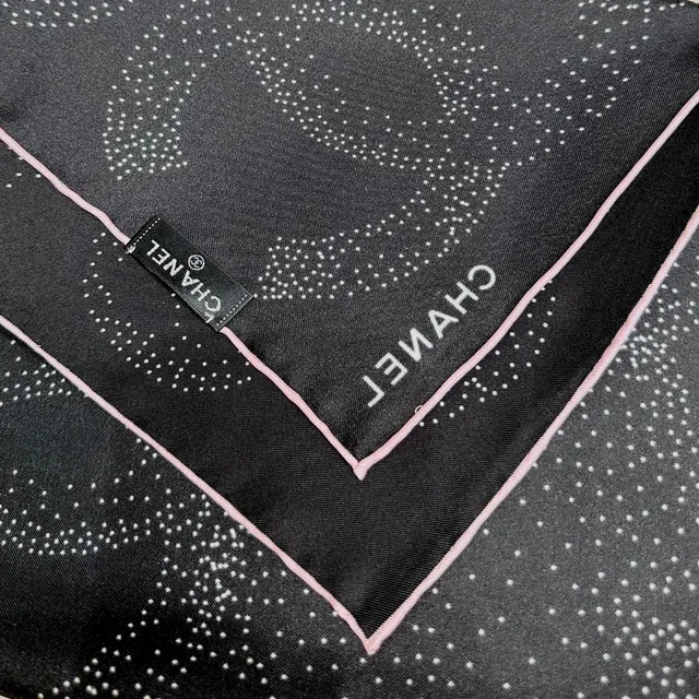 Chanel écharpe de soie motif camélia pointillé noir rose blanc et CC 2