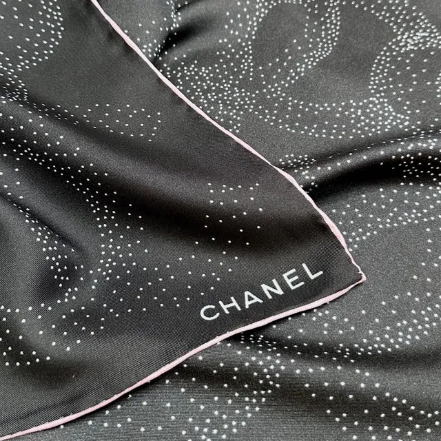 Chanel écharpe de soie motif camélia pointillé noir rose blanc et CC 3