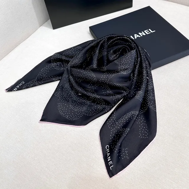 Chanel écharpe de soie motif camélia pointillé noir rose blanc et CC 4