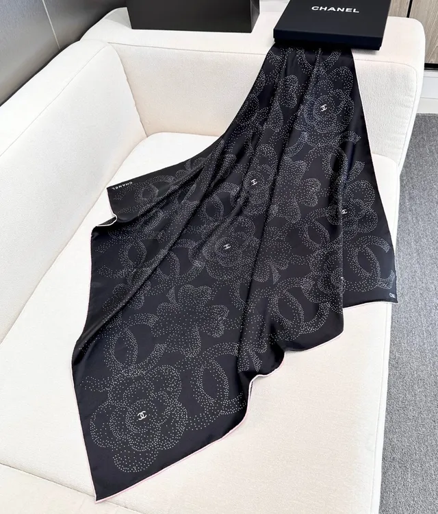 Chanel écharpe de soie motif camélia pointillé noir rose blanc et CC 5