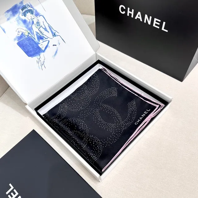 Chanel écharpe de soie motif camélia pointillé noir rose blanc et CC 6