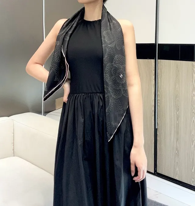 Chanel écharpe de soie motif camélia pointillé noir rose blanc et CC 8