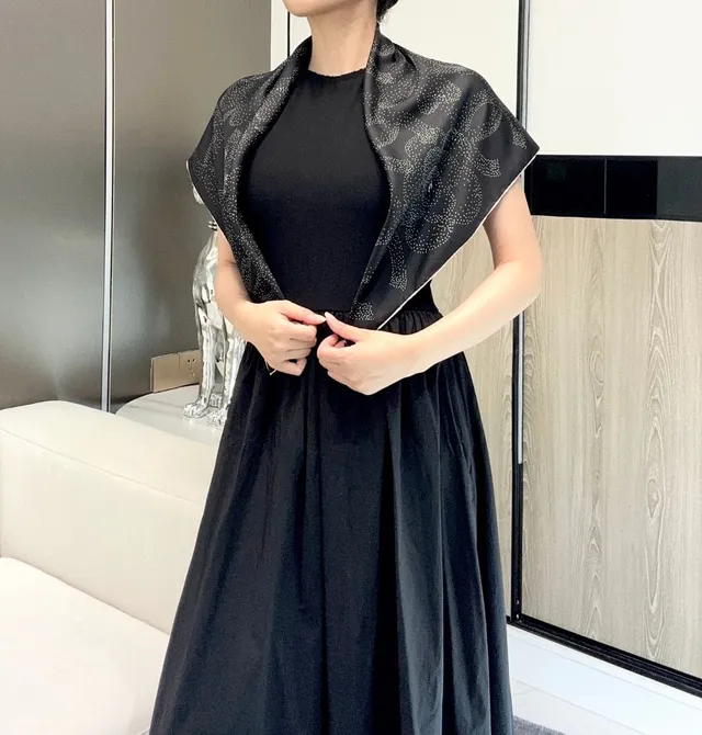 Chanel écharpe de soie motif camélia pointillé noir rose blanc et CC 9