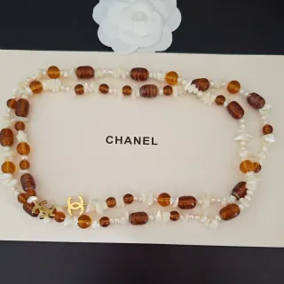 عقد Chanel بني وأبيض مزدوج خرز