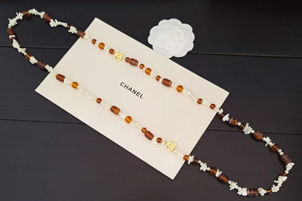 Colar Chanel marrom e branco duplo com contas 2