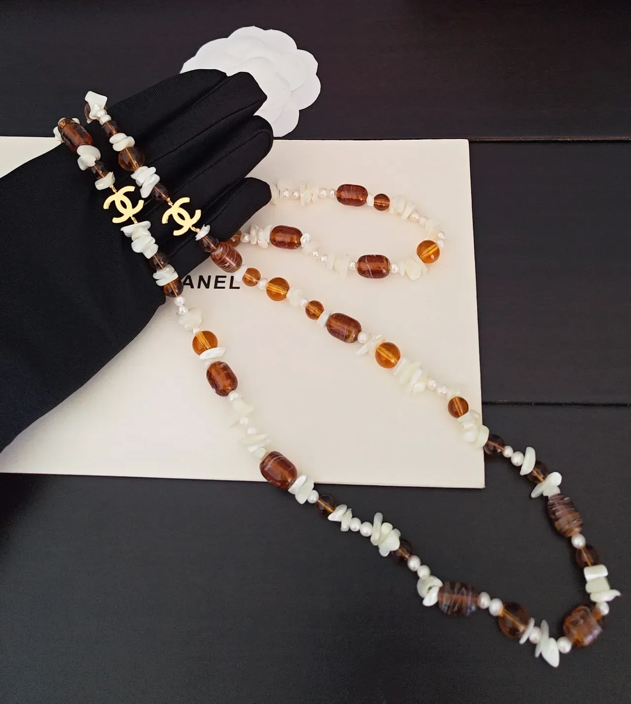Colar Chanel marrom e branco duplo com contas 3
