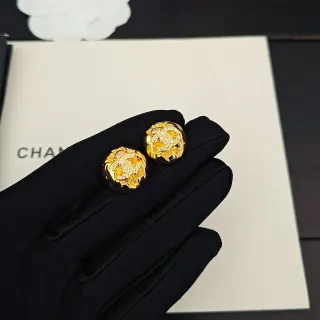 Chanel كاميليا موتيف كريستال أقراط ذهبي اللون
