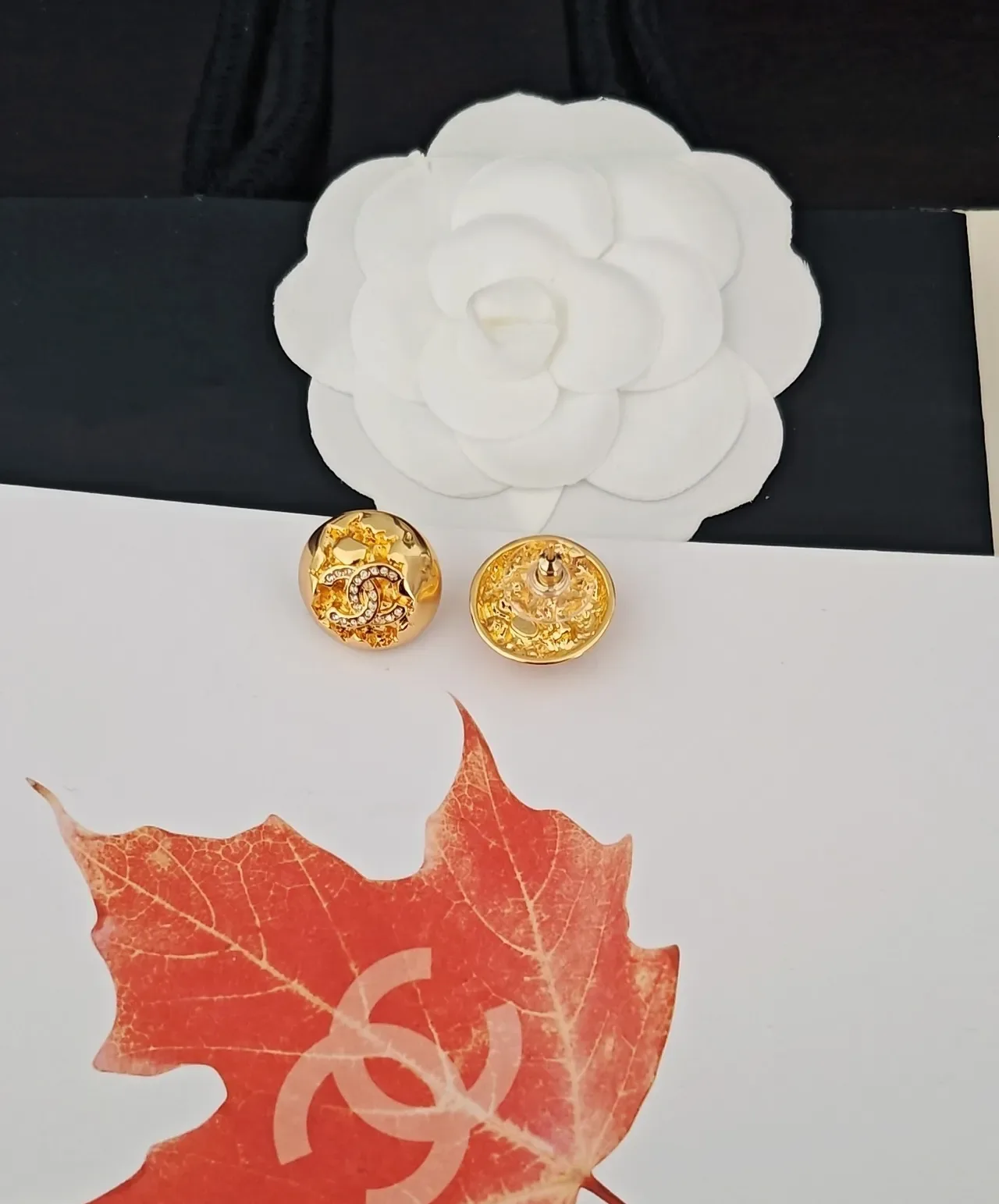 Chanel كاميليا موتيف كريستال أقراط ذهبي اللون 2