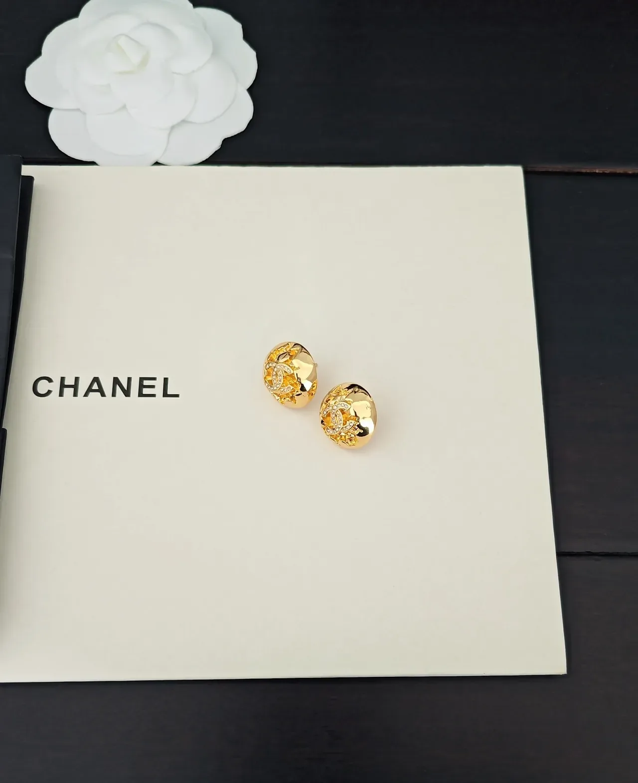 Chanel كاميليا موتيف كريستال أقراط ذهبي اللون 4