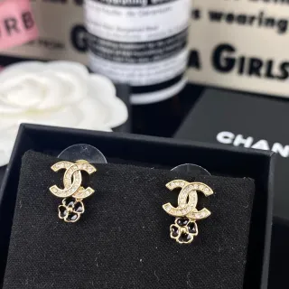 Chanel CC Camellia كريستال وإيمايل أسود أقراط ستود