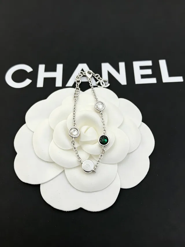 Chanel CC Charm سوار سلاسل فضية خضراء مع كريستال مقطع و تعاويذ حجرية 2
