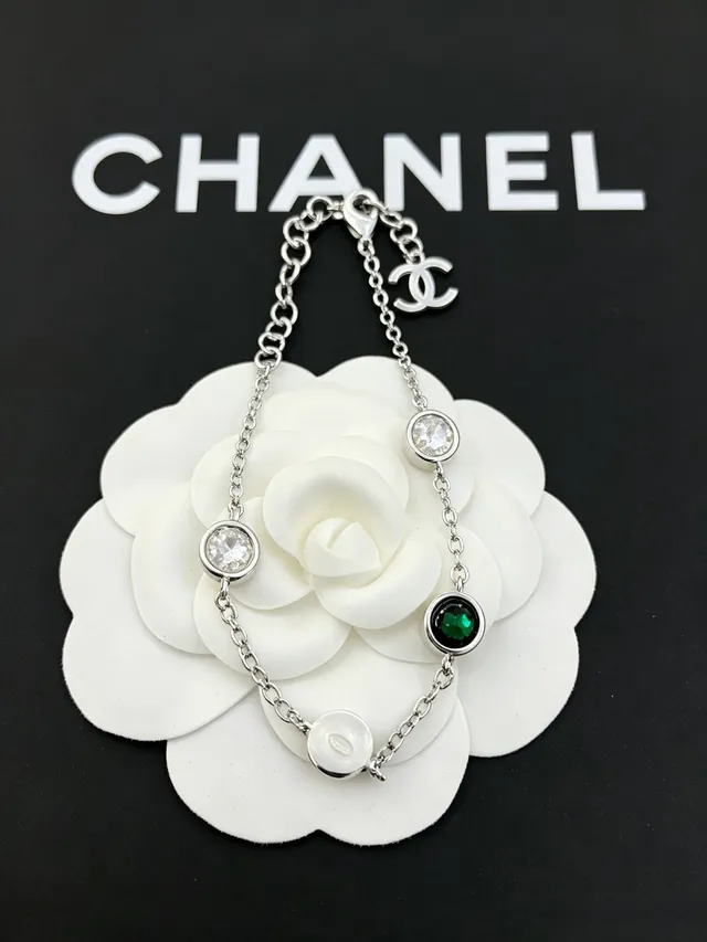 Chanel CC Charm سوار سلاسل فضية خضراء مع كريستال مقطع و تعاويذ حجرية 3