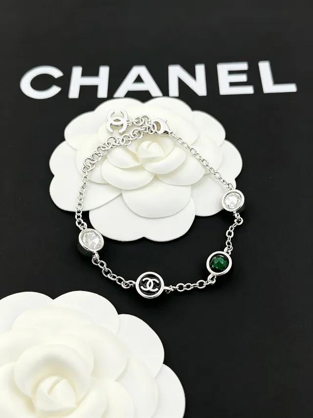 Chanel CC Charm سوار سلاسل فضية خضراء مع كريستال مقطع و تعاويذ حجرية 4