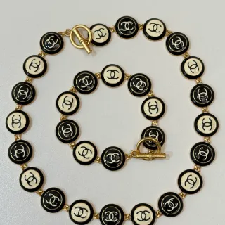 Chanel CC قلادة مينا أسود وكريمية ذهبية اللون