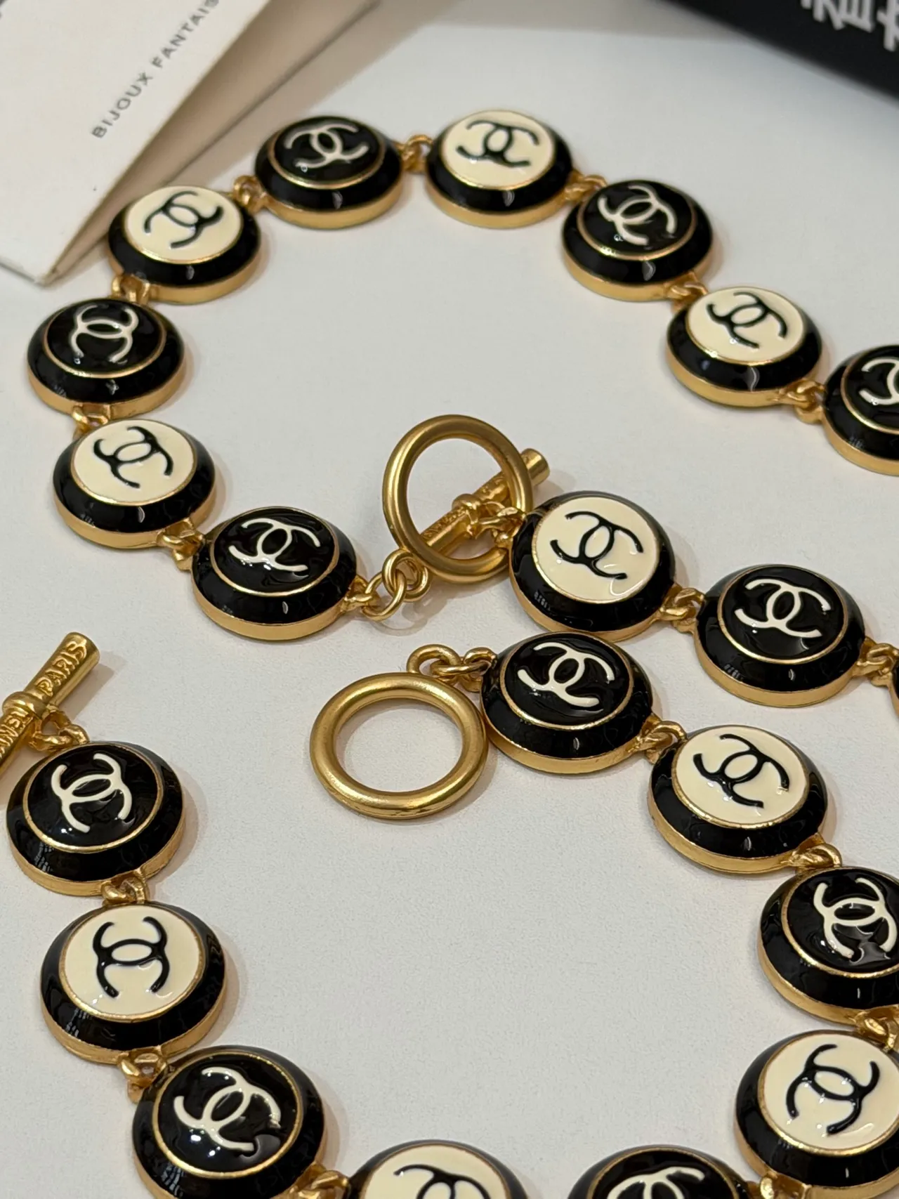 Chanel CC এনামেল নেকলেস কালো এবং ক্রিম গোল্ড-টোন নেকলেস 9