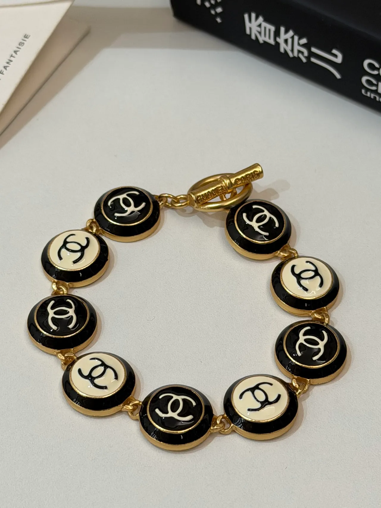Chanel CC এনামেল নেকলেস কালো এবং ক্রিম গোল্ড-টোন নেকলেস 10