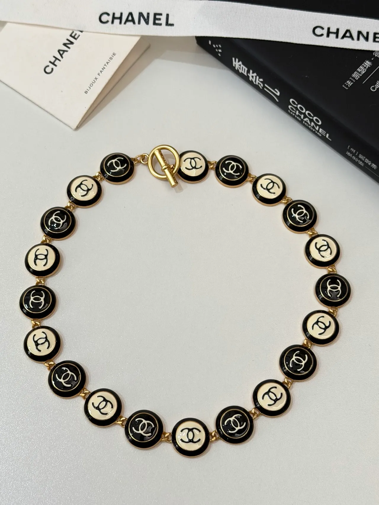Chanel CC এনামেল নেকলেস কালো এবং ক্রিম গোল্ড-টোন নেকলেস 11