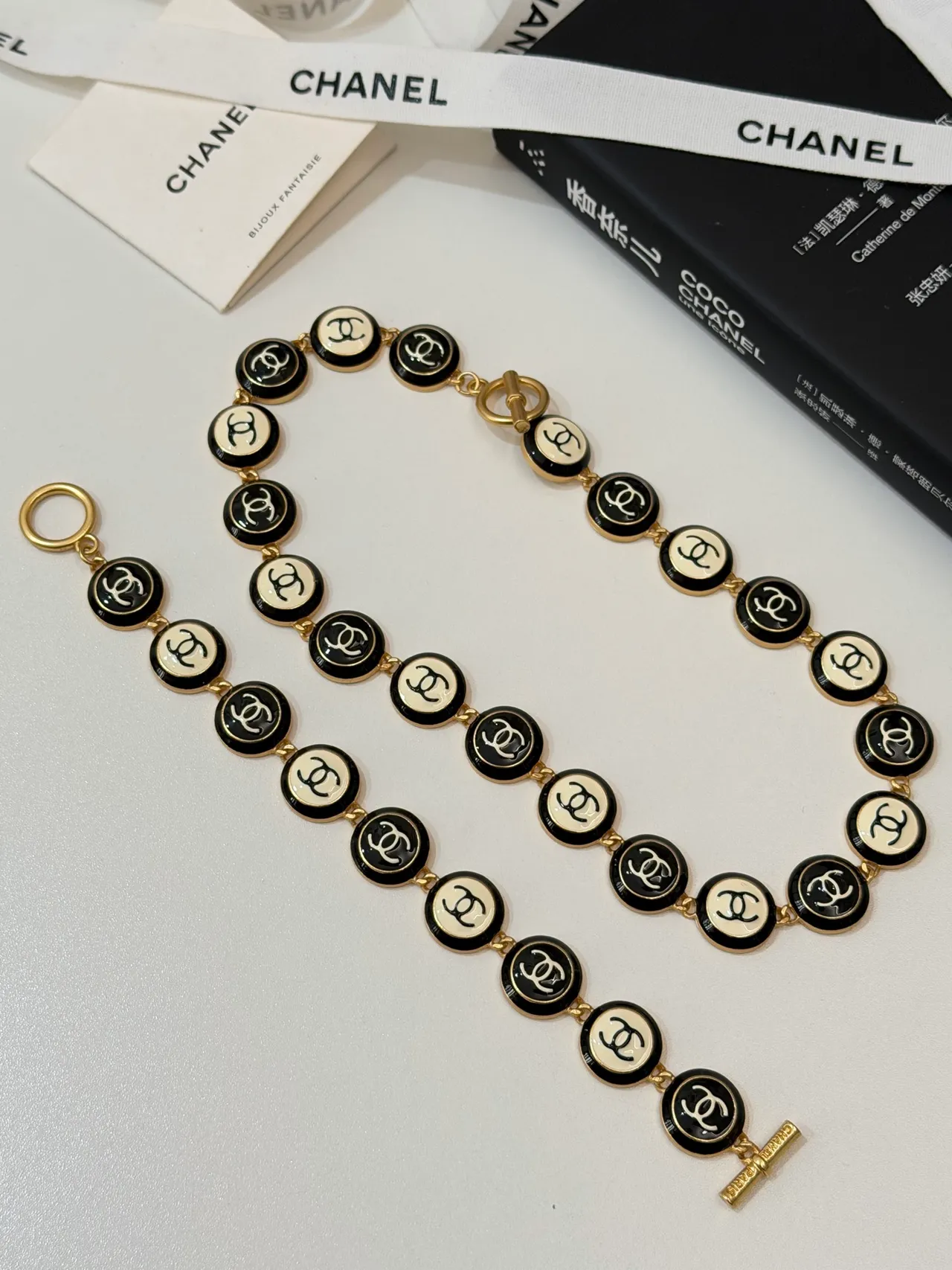 Chanel CC এনামেল নেকলেস কালো এবং ক্রিম গোল্ড-টোন নেকলেস 6