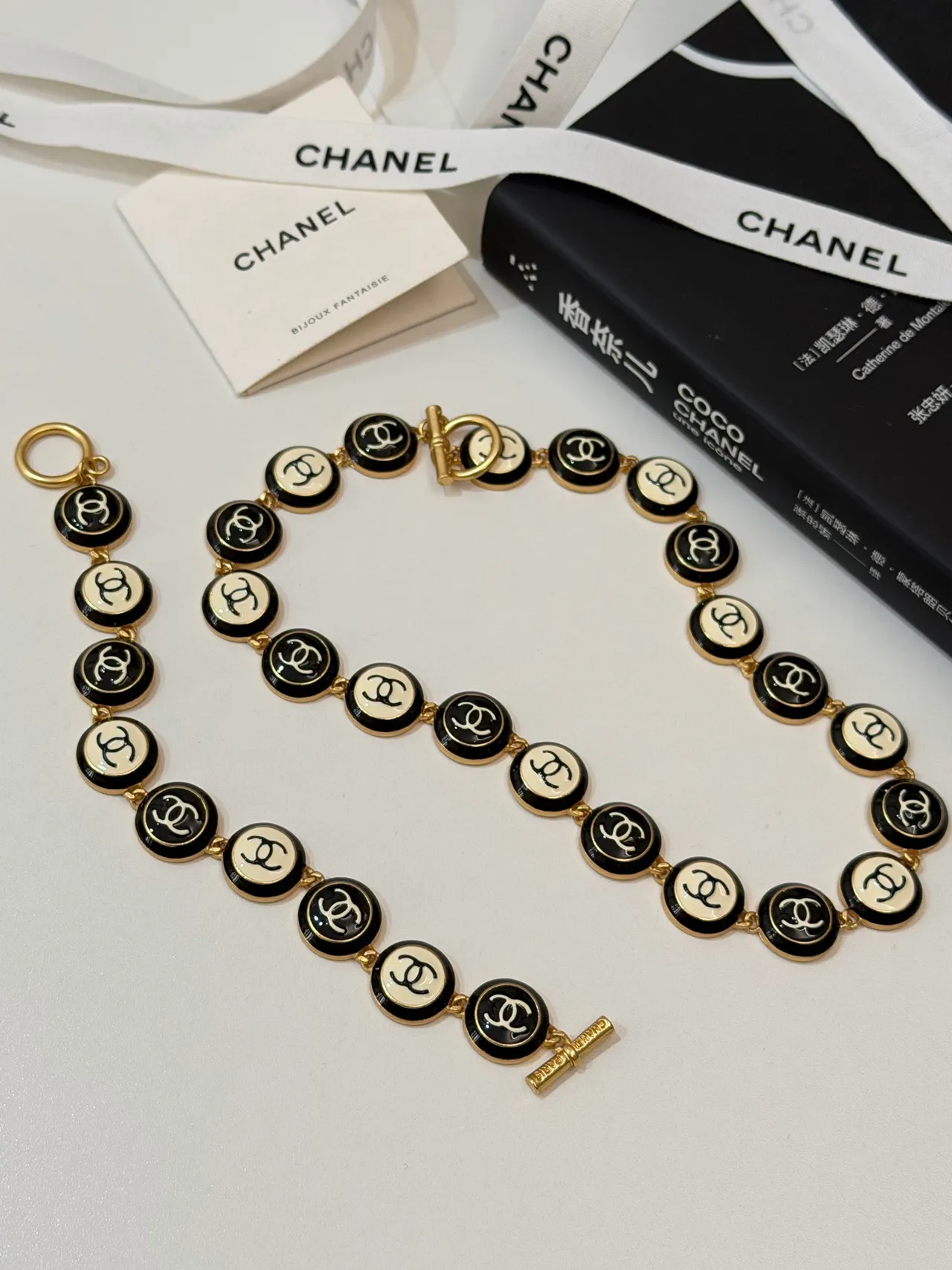 Chanel CC এনামেল নেকলেস কালো এবং ক্রিম গোল্ড-টোন নেকলেস 7