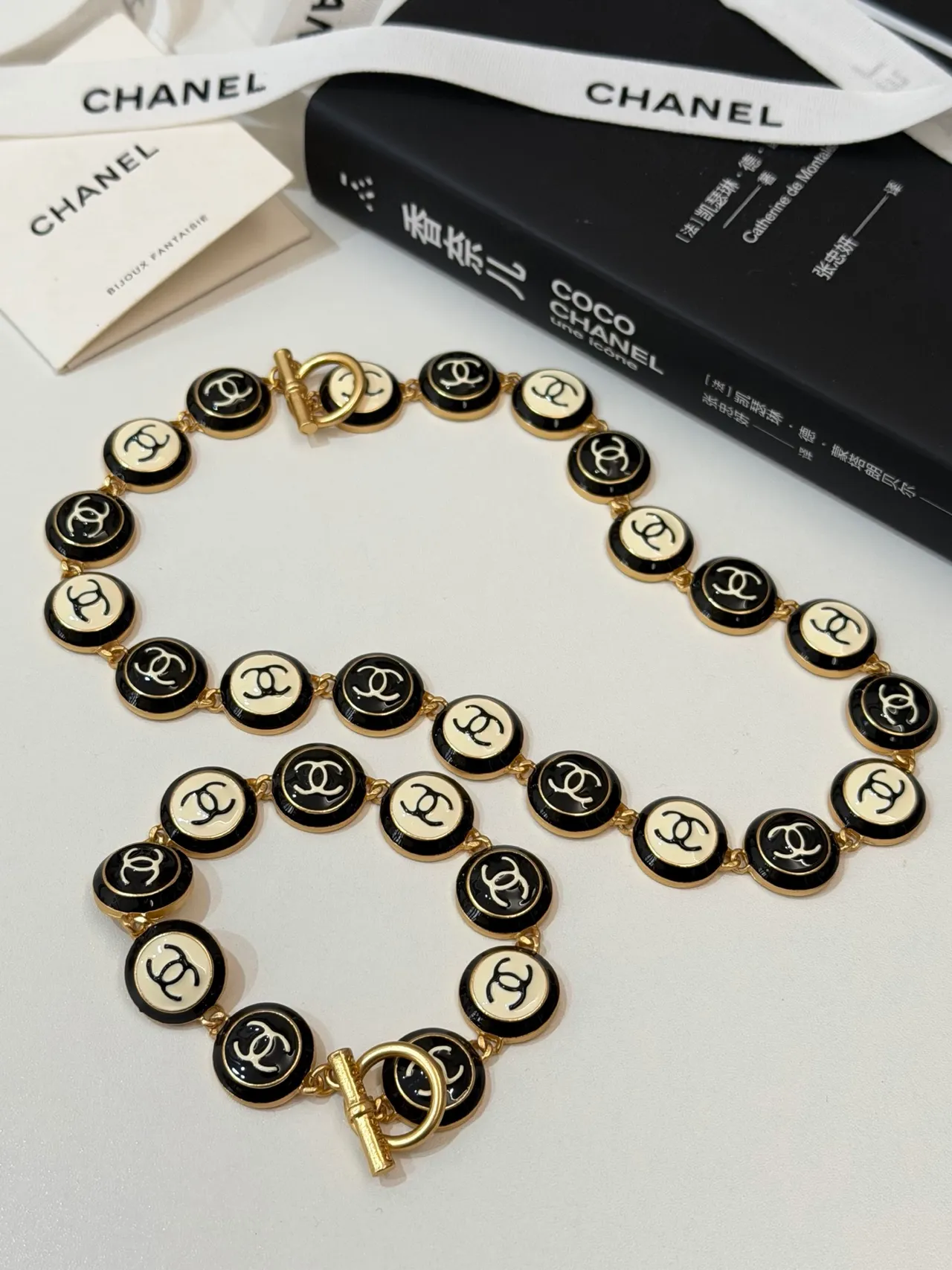 Chanel CC এনামেল নেকলেস কালো এবং ক্রিম গোল্ড-টোন নেকলেস 8