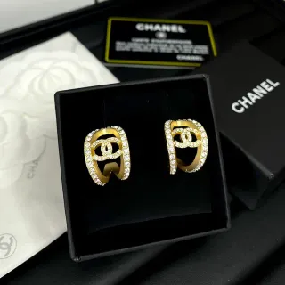 Chanel CC Logo كريستال-باڤيه ذهبي اللون حلق مفتوح أقراط