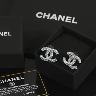 Chanel CC Logo أقراط دبوس كريستال بافيه