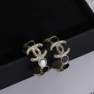 Chanel CC Logo أقراط حجر أسود وأبيض ذهبي اللون